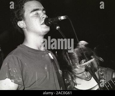 Mark Robinson und Bridget Cross von der amerikanischen Indie-Band Unrest treten am 11th. September 1992 in The Underworld, London, England auf. Stockfoto