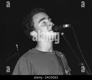 Mark Robinson von der amerikanischen Indie-Band Unrest tritt am 11th. September 1992 in The Underworld, London, England auf. Stockfoto