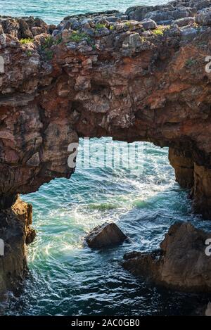 Boca do Inferno Felsformation an der Küste von Portugal in der Nähe von Cascais. Stockfoto