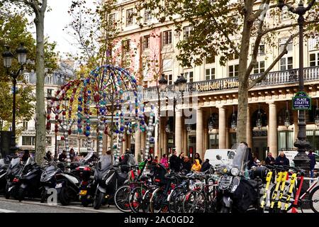 Leute, Motorräder, Fahrräder, und die bunten u-Eingang am Ort, Colette, "Kiosque des noctambules" durch Othoniel, Paris, Frankreich. Stockfoto