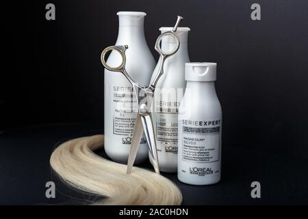 L'Oréal Professionnel Paris Serie Expert Silver Hair Professional Produkte. Loreal shampoo Creme Maske für Grau weißes Haar. Professionelle Friseur Stockfoto