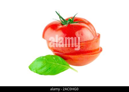 Tomaten in Scheiben geschnitten in einem Haufen mit Basil Leaf Isolated On White Stockfoto