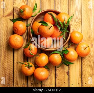Overhead von Tangerine Mandarine Früchte auf Holz- Hintergrund verstreut Stockfoto