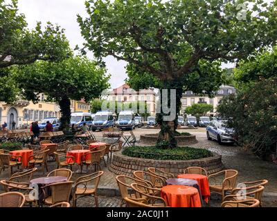 Heidelberg, Deutschland - Juli 20, 2017: ein Marktplatz ist mit der deutschen Polizei Autos als Prinz William und Kate zu Besuch in der Stadt an einem regnerischen Sommertag gefüllt. Stockfoto