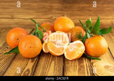 Organische mandarin Früchte auf alten hölzernen Hintergrund Stockfoto