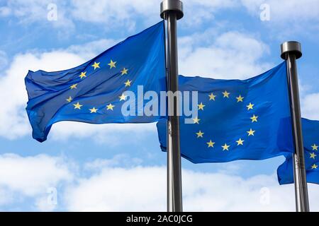 In der Nähe von zwei Europäische Union Flaggen vor dem Berlaymont-Gebäude in Brüssel, Belgien, zu fliegen. Stockfoto