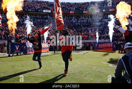 Charlottesville, Virginia, USA. 29 Nov, 2019. Fans führen die Virginia Cavaliers auf das Feld vor NCAA Football Spiel zwischen der Universität von Virginia Cavaliers und das Virginia Tech Hokies am Scott Stadium in Charlottesville, Virginia. Justin Cooper/CSM/Alamy leben Nachrichten Stockfoto