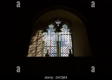 Licht durch die christliche Kirche Fenster aus Glas Stockfoto