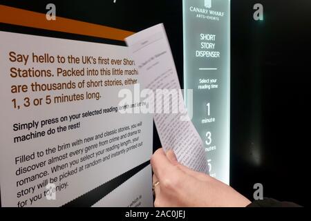 Canary Wharf, London, Großbritannien - 22 November 2019: Kurze geschichte Dispenser auf dem Dachgarten, crossrail. Free 1, 3 und 5 Minuten kurze Geschichten, drücken Sie nur die Taste. Stockfoto