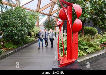 Canary Wharf, London, Großbritannien - 22 November 2019: Hirte der Sonne von Michael Lyons, Stahl, lackiert, 1994. Kunst auf dem Dachgarten. Stockfoto