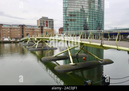 Canary Wharf, London, Großbritannien - 22 November 2019: Fußgängerbrücke über den Norden Dock. Stockfoto