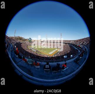Charlottesville, Virginia, USA. 29 Nov, 2019. Virginia Fans genießen das Spiel während der NCAA Football Spiel zwischen der Universität von Virginia Cavaliers und das Virginia Tech Hokies am Scott Stadium in Charlottesville, Virginia. Justin Cooper/CSM/Alamy leben Nachrichten Stockfoto