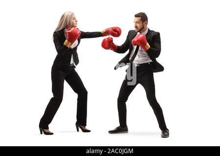 Volle Länge Schuß einer geschäftsfrau schlagen ein Geschäftsmann mit Boxhandschuhen auf weißem Hintergrund Stockfoto