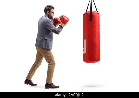 Volle Länge Profil Schuß eines bärtigen Mann in formalen Verschleiß Training mit Boxsack auf weißem Hintergrund Stockfoto