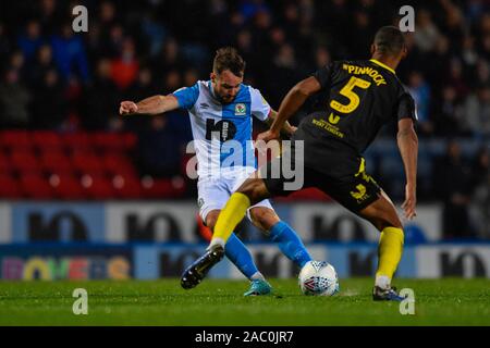 27.November 2019, Ewood Park, Blackburn, England; Sky Bet Meisterschaft, Blackburn Rovers v Brentford: Adam Armstrong (7) der Blackburn Rovers hat einen Schuß auf Ziel: Simon Whitehead/News Bilder Stockfoto