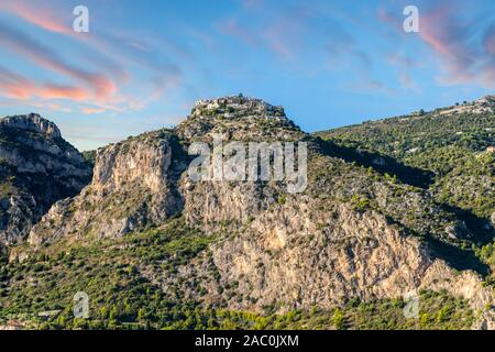 Eine bunte Rosa und blauen Himmel am späten Nachmittag entlang der Französischen Riviera mit der Dorf Eze im Hinblick auf die südliche Küste von Frankreich. Stockfoto