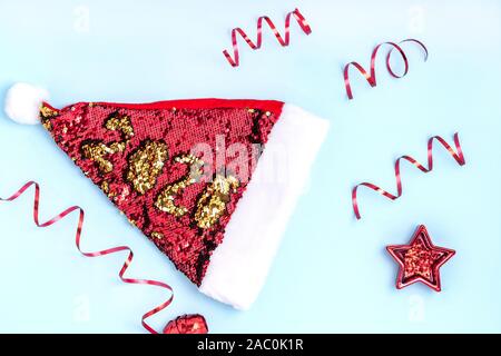 Weihnachten Sekt Santa Claus hat auf blauem Hintergrund. 2020 Jahr. Weihnachten Neujahr Hintergrund. Frohe Weihnachten Grußkarte. Ansicht von oben, flach, kopieren Raum Stockfoto