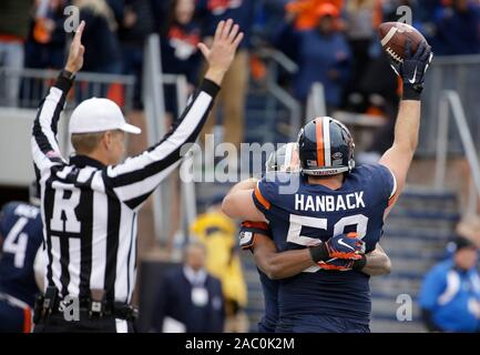 Charlottesville, Virginia, USA. 29 Nov, 2019. Virginia Cavaliers DT #58 Eli Hanback feiert seinen Touchdown während der NCAA Football Spiel zwischen der Universität von Virginia Cavaliers und das Virginia Tech Hokies am Scott Stadium in Charlottesville, Virginia. Justin Cooper/CSM/Alamy leben Nachrichten Stockfoto