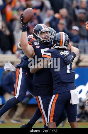 Charlottesville, Virginia, USA. 29 Nov, 2019. Virginia Cavaliers DT #58 Eli Hanback feiert seinen Touchdown während der NCAA Football Spiel zwischen der Universität von Virginia Cavaliers und das Virginia Tech Hokies am Scott Stadium in Charlottesville, Virginia. Justin Cooper/CSM/Alamy leben Nachrichten Stockfoto