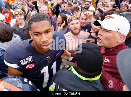 Charlottesville, Virginia, USA. 29 Nov, 2019. Virginia Tech Hokies Haupttrainer Justin Fuente spricht zu Virginia Cavaliers OLB #11 Charles Snowden nach dem NCAA Football Spiel zwischen der Universität von Virginia Cavaliers und das Virginia Tech Hokies am Scott Stadium in Charlottesville, Virginia. Justin Cooper/CSM/Alamy leben Nachrichten Stockfoto