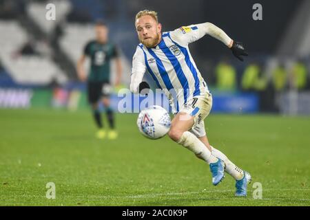 26.11.2019, John Smith's Stadion, Huddersfield, England; Sky Bet Meisterschaft, Huddersfield Town v Swansea City: Alex Pritchard (21) von Huddersfield Town jagt sie die Kugel. Credit: Dean Williams/News Bilder Stockfoto