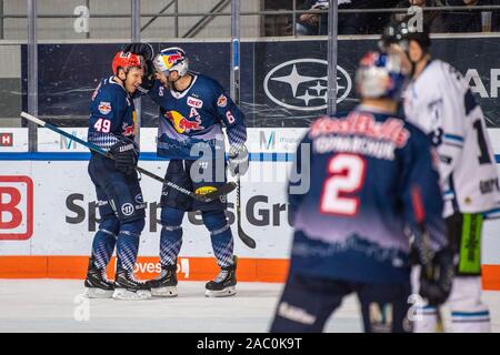 München, Deutschland. 29 Nov, 2019. Eishockey: DEL, EHC Red Bull München - Straubing Tigers, Hauptrunde, 22. Spieltag in der olympischen Eisstadion München. Markieren Voakes (l) von Red Bull München und Daryl Boyle von Red Bull München feiern Boyle's 2-0 Ziel. Credit: Lino Mirgeler/dpa/Alamy leben Nachrichten Stockfoto