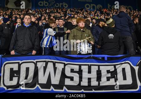 26.11.2019, John Smith's Stadion, Huddersfield, England; Sky Bet Meisterschaft, Huddersfield Town v Swansea City: Fans in Huddersfield Town Kuhstall Ende. Credit: Dean Williams/News Bilder Stockfoto