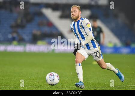 26.11.2019, John Smith's Stadion, Huddersfield, England; Sky Bet Meisterschaft, Huddersfield Town v Swansea City: Alex Pritchard (21) von Huddersfield Town jagt sie die Kugel. Credit: Dean Williams/News Bilder Stockfoto