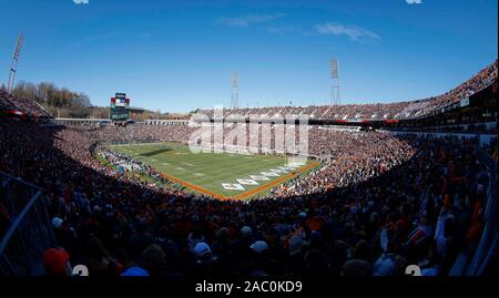 Charlottesville, Virginia, USA. 29 Nov, 2019. Fans genießen Sie ein NCAA Football Spiel zwischen der Universität von Virginia Cavaliers und das Virginia Tech Hokies am Scott Stadium in Charlottesville, Virginia. Justin Cooper/CSM/Alamy leben Nachrichten Stockfoto