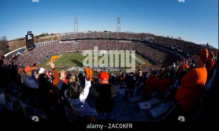 Charlottesville, Virginia, USA. 29 Nov, 2019. Virginia Fans feiern einen Touchdown während der NCAA Football Spiel zwischen der Universität von Virginia Cavaliers und das Virginia Tech Hokies am Scott Stadium in Charlottesville, Virginia. Justin Cooper/CSM/Alamy leben Nachrichten Stockfoto