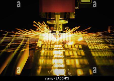 Bearbeitung CNC-Laserschneiden von Blechen, hochpräzise Technologie Stockfoto
