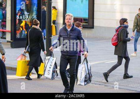 London, Großbritannien. 29 Nov, 2019. Käufer tragen Einkaufstaschen in der Oxford Street während der Schwarzen Freitag Ereignis. Schwarzer Freitag ist ein Shopping Event in dem Einzelhändler die Preise am Tag nach Thanksgiving, die aus den USA stammt. Quelle: Steve Taylor/SOPA Images/ZUMA Draht/Alamy leben Nachrichten Stockfoto