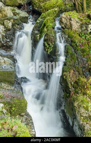 Die Sychryd fällt auf den Fluss (Afon) Sychryd an der Oberseite der Vale von Neath in Wasserfall Land, South Wales Stockfoto