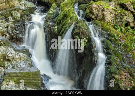 Die Sychryd fällt auf den Fluss (Afon) Sychryd an der Oberseite der Vale von Neath in Wasserfall Land, South Wales Stockfoto