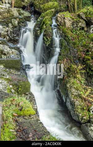 Die Sychryd fällt auf den Fluss (Afon) Sychryd an der Oberseite der Vale von Neath in Wasserfall Land, South Wales Stockfoto