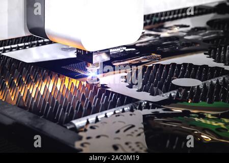 Bearbeitung CNC-Laserschneiden von Blechen, hochpräzise Technologie Stockfoto