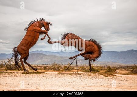 Bekämpfung der Pferde Skulpturen in Galleta Meadows in Borrego Springs Stockfoto