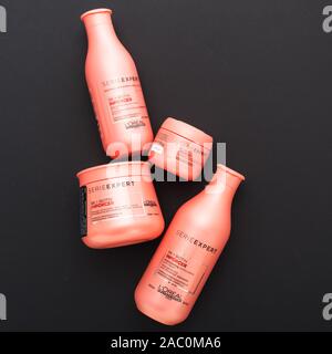 L'Oréal Professionnel Paris Serie Expert Inforcer berufliche Produkte für Haare. Loreal Shampoo Conditioner Creme Maske für die Haare. Flach auf Schwarz Stockfoto