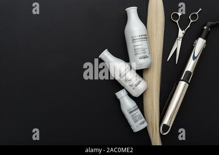 L'Oréal Professionnel Paris Serie Expert Silver Hair Professional Produkte. Loreal shampoo Creme Maske für die Haare. professionellen Friseur Schere, Haar Stockfoto