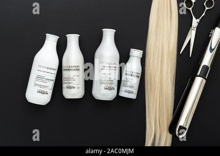 L'Oréal Professionnel Paris Serie Expert Silver Hair Professional Produkte. Loreal shampoo Creme Maske für die Haare. professionellen Friseur Schere, Haar Stockfoto