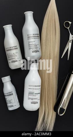 L'Oréal Professionnel Paris Serie Expert Silver Hair Professional Produkte. Loreal shampoo Creme Maske für die Haare. professionellen Friseur Schere, Haar Stockfoto
