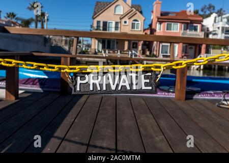 Nahaufnahme von einem eigenen Zeichen und gelb Kette auf dem Dock Balboa Island moorings Newport Beach Kalifornien USA Stockfoto