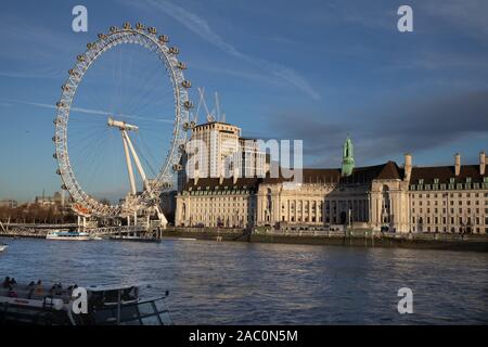 Blick auf das London Eye am Südufer der Themse neben der County Hall in London, Großbritannien Stockfoto