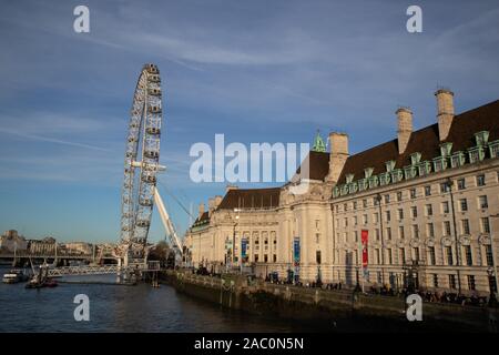 Blick auf das London Eye am Südufer der Themse neben der County Hall in London, Großbritannien Stockfoto