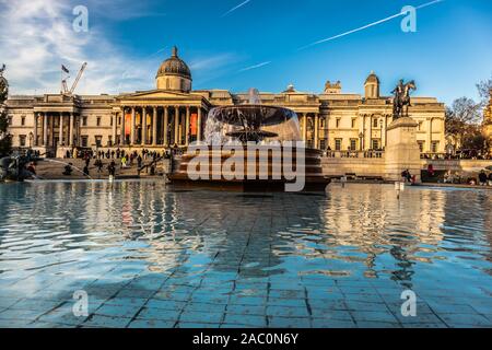 Iconic Blick auf Brunnen am Trafalgar Square und der National Gallery in London, England Stockfoto