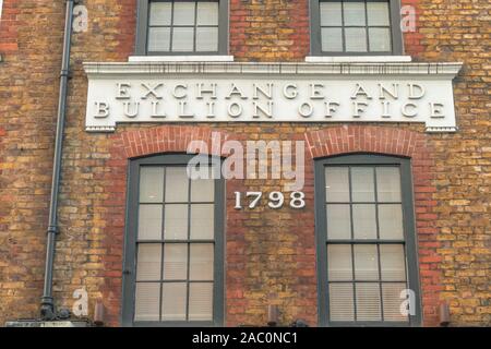 Alte Schriftzug auf der Vorderseite der ehemaligen Exchange und Bullion-dating von 1798 in Wardour Street. Soho London Stockfoto