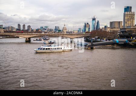 Ansicht der Waterloo Bridge, Festival Pier, City von London und die Themse, London UK aus dem Queen's Golden Jubilee Hungerford Fußgängerbrücke Stockfoto