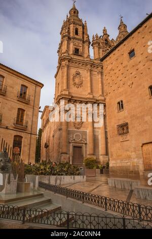 Turm der Kathedrale von Salamanca, auf der linken Seite das Monumento al Maestro Salinas Salamanca Statue der Musiker Maestro Salinas an der Plaza Spanien Stockfoto