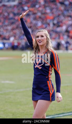 Charlottesville, Virginia, USA. 29 Nov, 2019. Virginia Cheerleader führt während der NCAA Football Spiel zwischen der Universität von Virginia Cavaliers und das Virginia Tech Hokies am Scott Stadium in Charlottesville, Virginia. Justin Cooper/CSM/Alamy leben Nachrichten Stockfoto