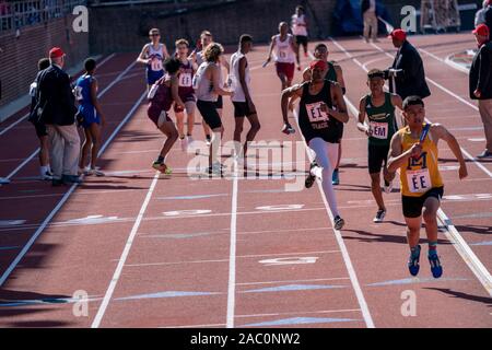 High School Jungen 4 x 400 Läufer 2019 Penn Relais konkurrieren. Stockfoto